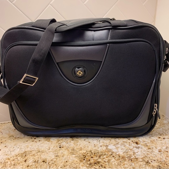 Samsonite black laptop bag with multiple compartments for all business needs. - Picture 1 of 6